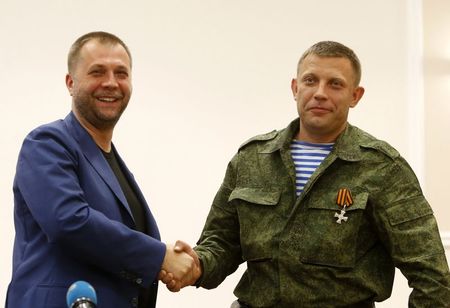 © Reuters. Alexander Borodai cumprimenta Zakharchenko em Donetsk