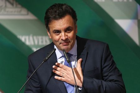 © Reuters. PSDB presidential candidate Neves speaks during a meeting with businessmen at the National Agriculture Confederation headquarters in Brasilia