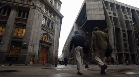 © Reuters. People walk in Buenos Aires' financial district