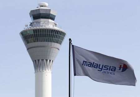 © Reuters. Malaysian Airlines flag flies in front of the traffic control tower at Kuala Lumpur International Airport in Sepang