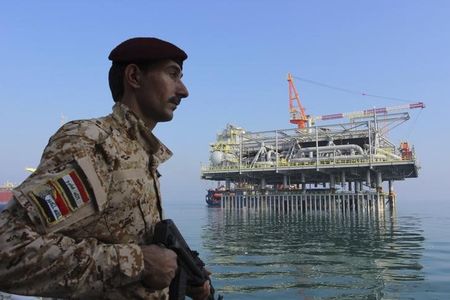 © Reuters. Иракский солдат охраняет нефтяную платформу в Персидском заливе