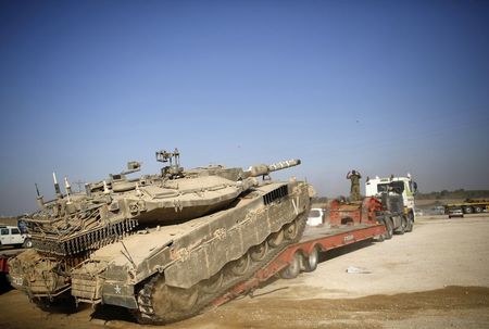 © Reuters. متحدث: إسرائيل تضرب "مواقع الارهاب" ردا على اطلاق صواريخ من غزة