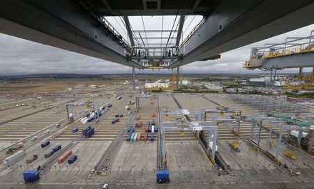 © Reuters. The arm of a crane stretches over the DP World London Gateway container port in Essex, southern England