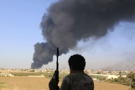 © Reuters. وفد من الأمم المتحدة يجري محادثات في طرابلس للتوسط لوقف إطلاق النار