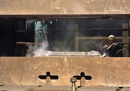 © Reuters. File photo of employee working with a titanium ingot at VSMPO-Avisma factory in Verkhnyaya-Salda