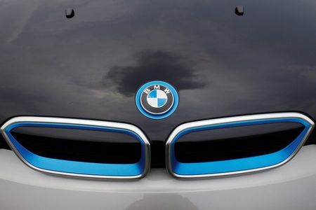 © Reuters. Logo da BMW fotografado em um capô de um carro na Cidade do México 