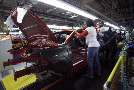 © Reuters. Workers assemble a pre-production 2013 Dodge Dart during a tour of the Chrysler Belvidere Assembly plant in Belvidere