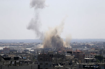 © Reuters. حرب غزة توجه ضربة قوية للنشاط التجاري والوظائف