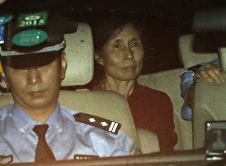 © Reuters. Yu Yingzeng, wife of British corporate investigator Peter Humphrey leaves the the Shanghai No.1 Intermediate People's Court inside a police vehicle in Shanghai