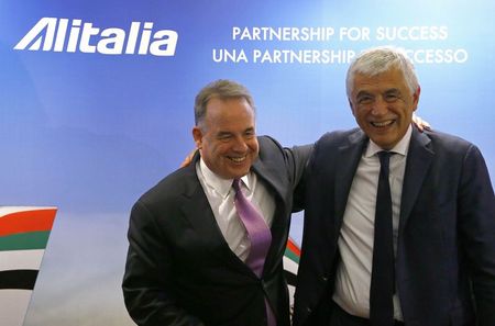 © Reuters. Il Ceo di Etihad James Hogan abbraccia l'Ad di Alitalia Gabriele Del Torchio arrivando alla presentazione dell'accordo tra le due compagnie aeree.