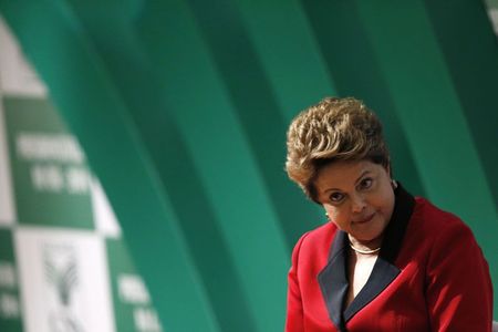 © Reuters. A presidente Dilma Rousseff durante encontro com empresários na Confederação da Agricultura e Pecuária do Brasil (CNA), em Brasília. 06/08/2014REUTERS/Ueslei Marcelino 