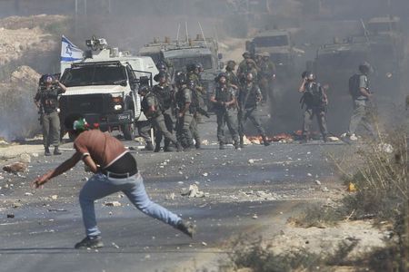 © Reuters. مصادر طبية: مقتل فلسطيني برصاص حراس مستوطنة قرب رام الله