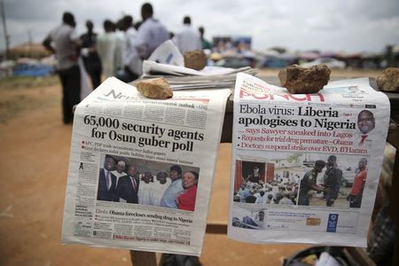 © Reuters. Jornais trazem na capa informações sobre Ebola