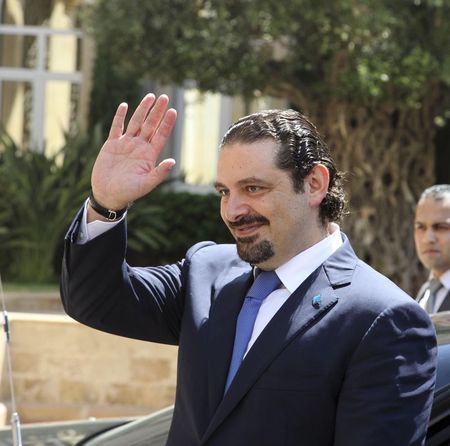 © Reuters. Ex-premiê do Líbano Hariri acena em Beirute