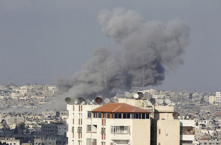 © Reuters. Fumaça é vista em Gaza após ataque aéreo de Israel