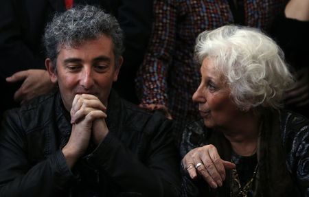 © Reuters. Estela de Carlotto e seu neto Ignacio Hurban 