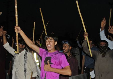 © Reuters. اشتباكات بين الشرطة ومحتجين معارضين للحكومة في باكستان