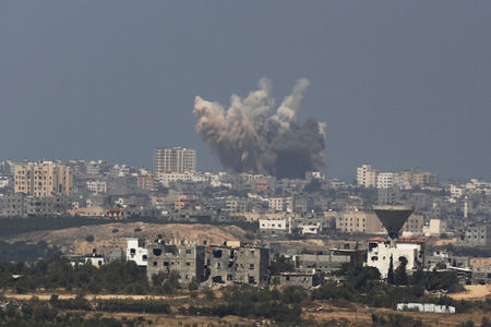 © Reuters. تواصل القتال بين الإسرائيليين ونشطاء غزة في تحد لمساعي الهدنة