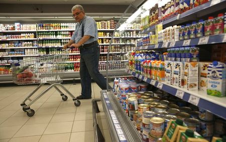 © Reuters. Customer shops at a grocery store in Moscow