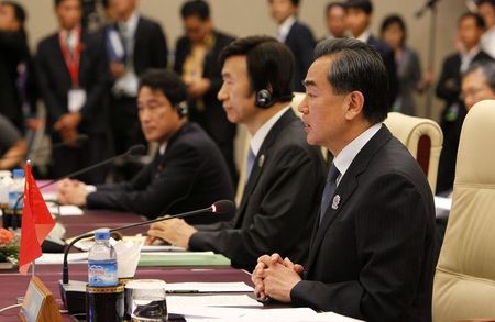 © Reuters. Chinese Foreign Minister Wang Yi speaks during the ASEAN Plus Three Foreign Ministers' Meeting at Myanmar International Convention Centre in Naypyidaw