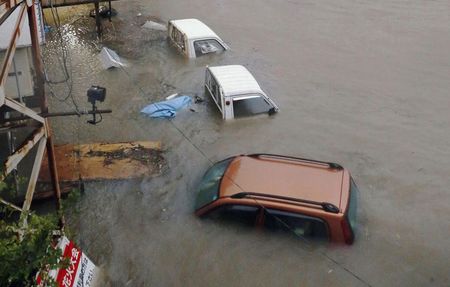 © Reuters. مقتل شخص وإصابة 33 بسبب الإعصار هالونج في اليابان