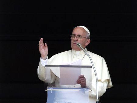 © Reuters. Papa dice que la violencia en Irak ofende a Dios y a la humanidad