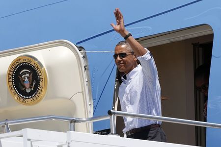 © Reuters. U.S. President Barack Obama waves as he steps from Air Force One upon his arrival at Cape Cod Coast Guard Air Station in Massachusetts