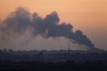 © Reuters. Una delegación israelí llega a El Cairo para las conversciones de paz