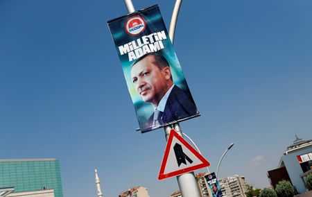 © Reuters. RECEP TAYYIP ERDOGAN ÉLU À LA PRÉSIDENCE DE LA TURQUIE DÈS LE PREMIER TOUR