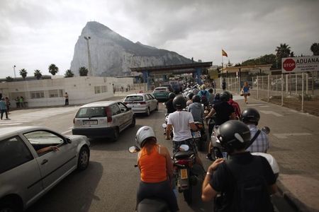 © Reuters. La Fiscalía iniciará diligencias sobre el contrabando en Gibraltar