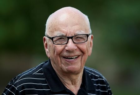 © Reuters. Twenty-First Century Fox Inc CEO Murdoch smiles on the second day of the Allen and Co. media conference in Sun Valley, Idaho