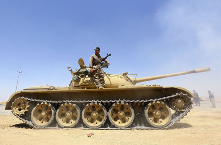 © Reuters. مصادر: أمريكا تبدأ إرسال شحنات أسلحة مباشرة إلى القوات الكردية