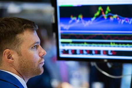 © Reuters. A trader works on the floor of the New York Stock Exchange shortly after the market's opening in New York