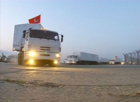 © Reuters. Still image taken from video shows a Russian convoy of trucks carrying humanitarian aid for Ukraine setting off from near Moscow