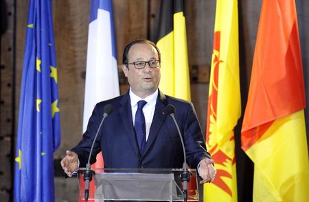 © Reuters. French President Hollande holds a new conference in the city hall of Liege