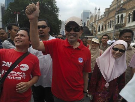 © Reuters. Malaysia opposition Ibrahim and his wife Azizah walk to Independence Square during a protest against Goods and Services Tax in Kuala Lumpur