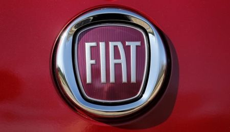 © Reuters. Fiat logo is seen on a Fiat vehicle displayed outside Chrysler World Headquarters during the FCA Investors Day in Auburn Hills