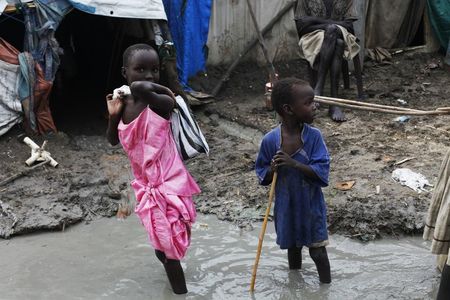 © Reuters. Children walk through mud in the internally displaced persons camp inside the United Nations base in Malakal