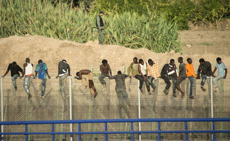 © Reuters. خفر السواحل الأسباني ينتشل ما يقرب من 700 مهاجر أفريقي على مدى يومين