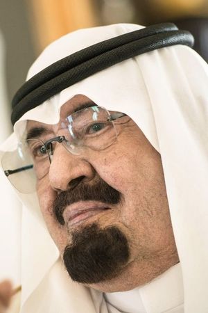 © Reuters. العاهل السعودي يهنئ العبادي رئيس الوزراء العراقي المكلف