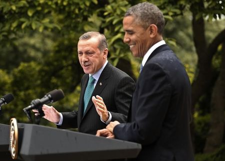 © Reuters. اوباما يتحدث الى اردوغان بعد فوزه برئاسة تركيا