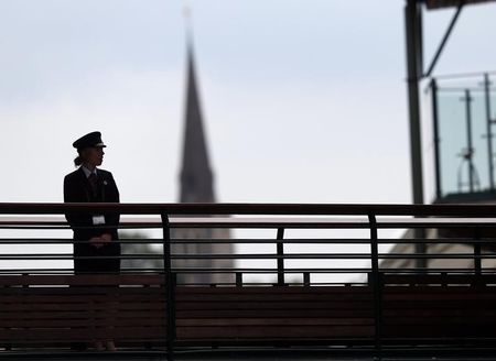 © Reuters. A security guard watches over some of the courts at the Wimbledon Tennis Championships, in London