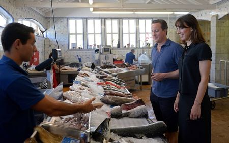 © Reuters. Britain's Prime Minister David Cameron and his wife Samantha, visit a seafood market in Cascais, during a holiday in Portugal