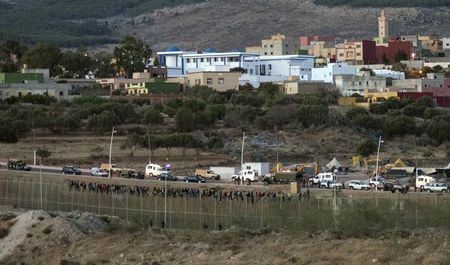 © Reuters. Unas 600 personas tratan de entrar en Melilla en una nueva ola migratoria
