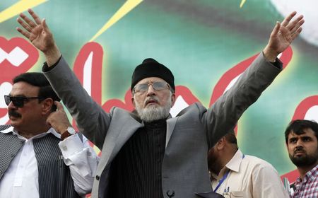 © Reuters. Qadri gestures to supporters during a demonstration outside his residence in Lahore