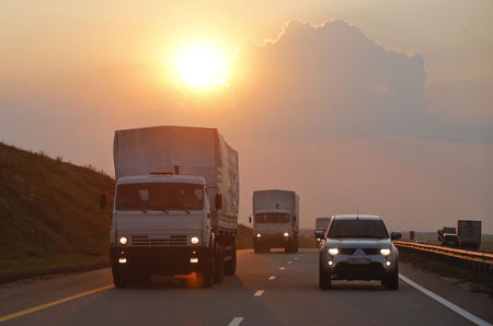 © Reuters. Ucrania acusa a Rusia de cinismo por el convoy mientras suben los muertos