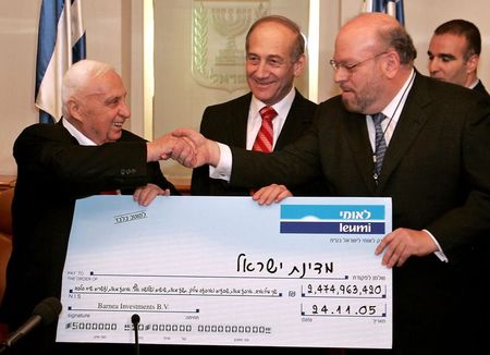 © Reuters. File of Israeli Prime Minister Sharon shaking hands with Ezra Merkin during ceremony in Jerusalem