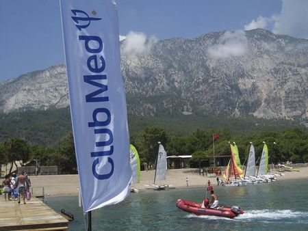 © Reuters. LE FONDS ARDIAN ET FOSUN RETIRENT LEUR OFFRE SUR CLUB MED