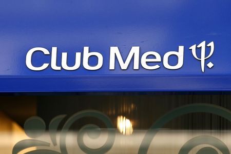 © Reuters. Il logo di Club Med in un'agenzia di Parigi