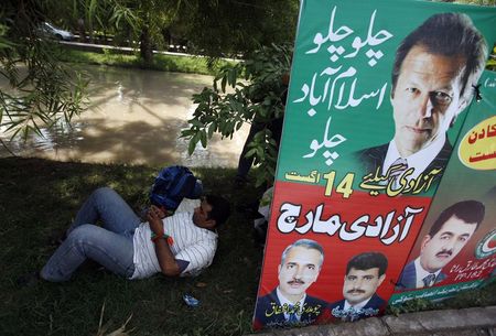 © Reuters. الحكومة الباكستانية تشق صفوف معارضيها بسياسة متناقضة بشأن التظاهر
